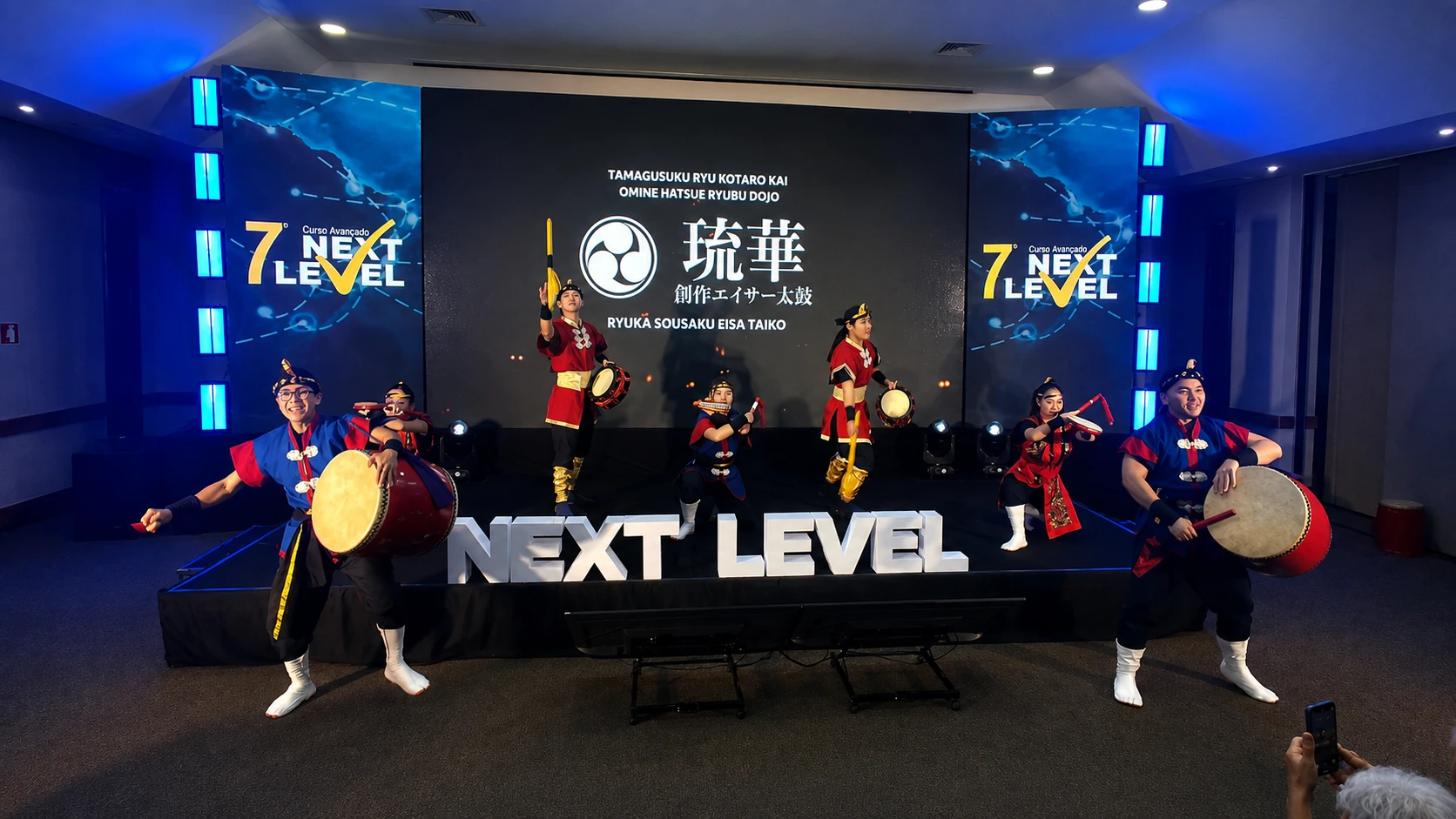 Apresentação cultural no palco do Congresso Next Level